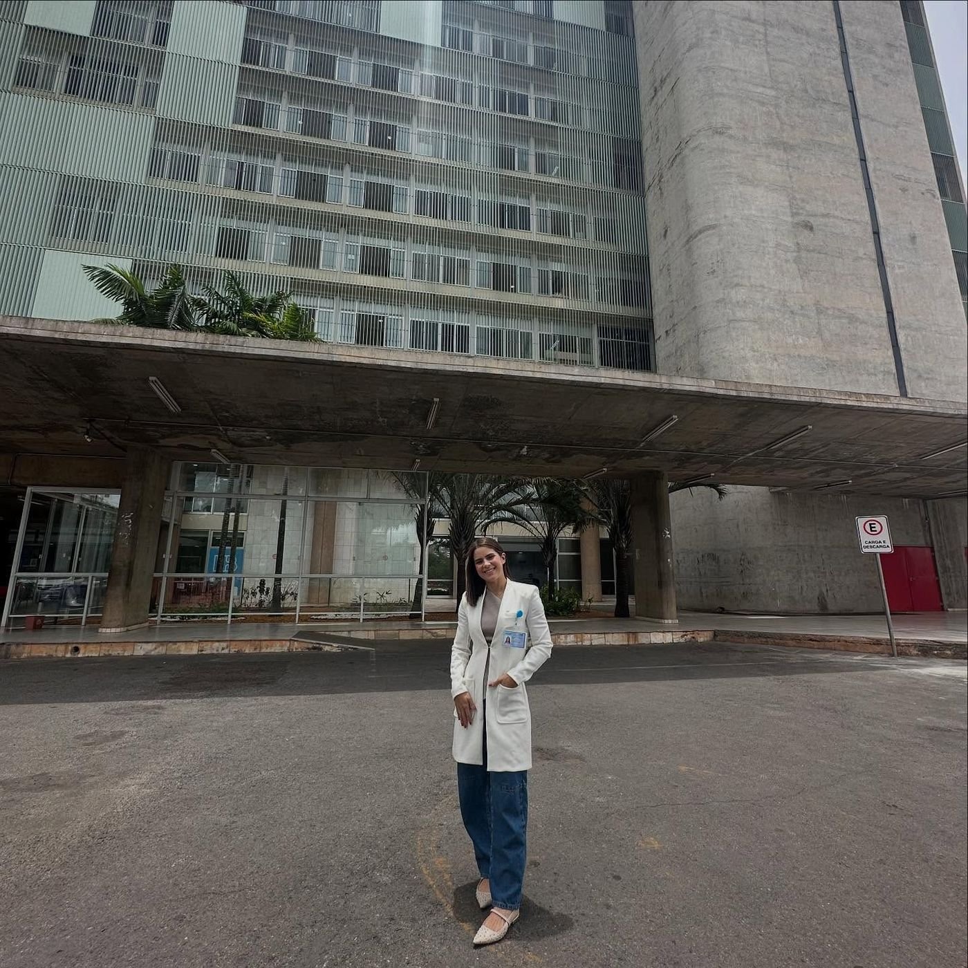Marina Braga de jaleco em frente ao Hospital de Base, em Brasília